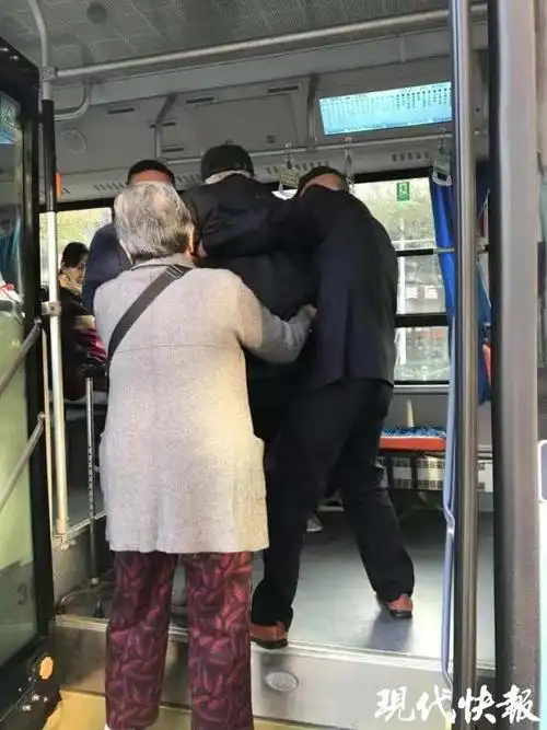 暖心无锡一公交司机搀扶老人上下车获点赞