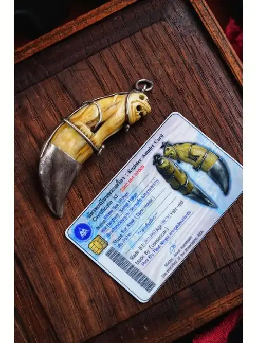 造型是由泰国清迈本土的雕刻师手工雕刻成,老虎张口坐卧的霸气形状