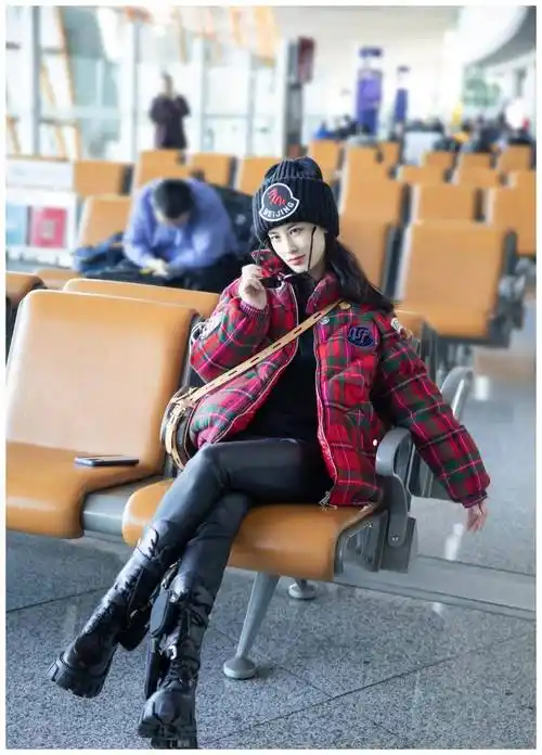 原创黄圣依美得不低调格纹棉服搭皮裤脚踩马丁靴好时髦