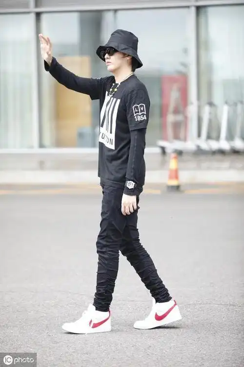 吴亦凡紧身裤亮相,146斤穿出136斤的感觉