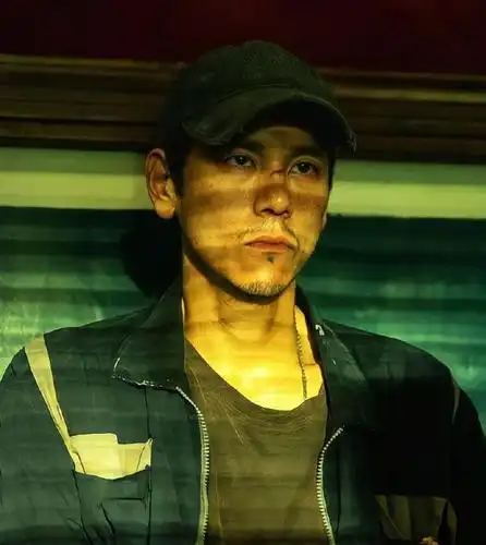 照片中的彭于晏脸上化伤痕妆,留小胡子,脸颊凹陷明显,帅气中带着几分