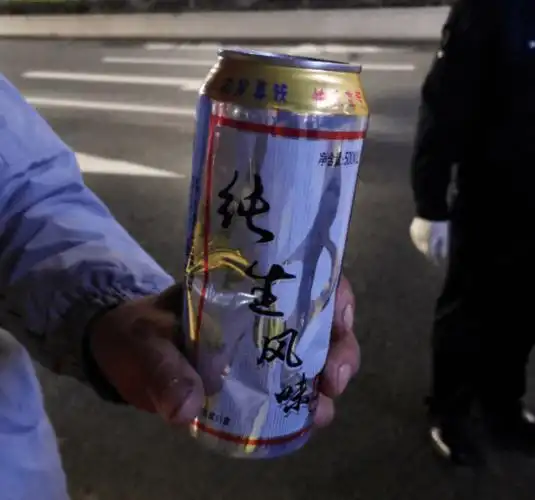 贵阳一男子竟然边喝酒边骑车!结果遇到交警了.