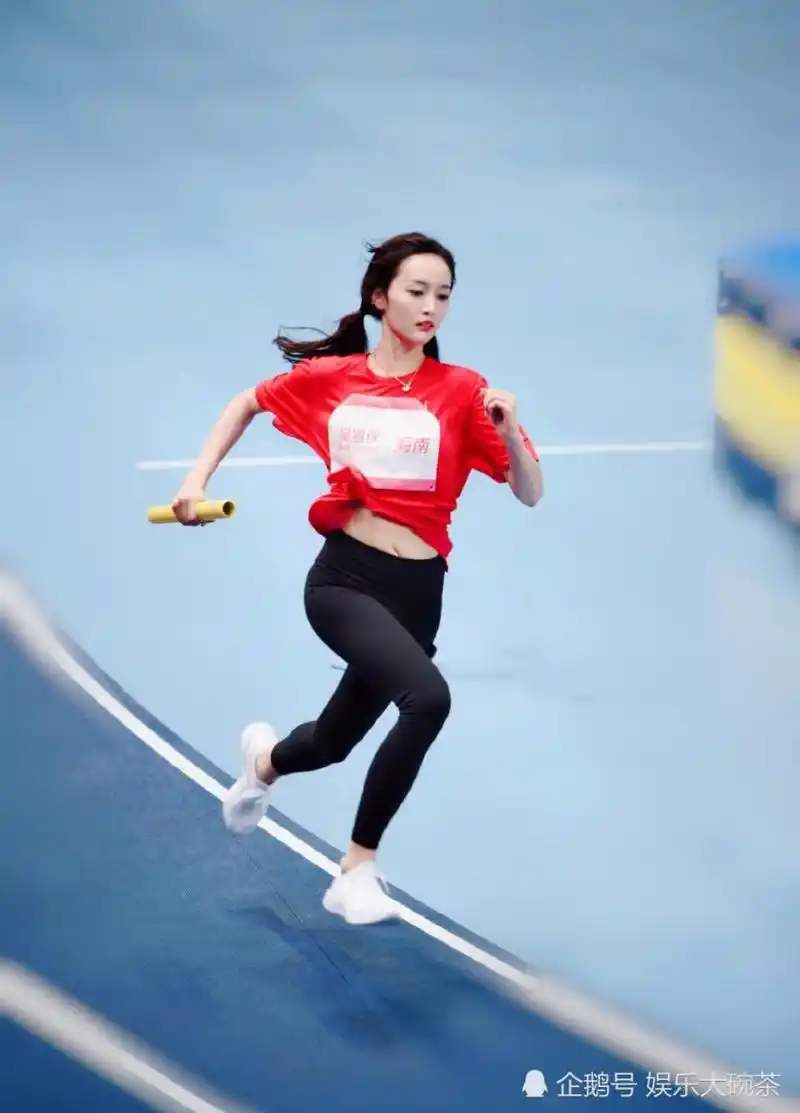 吴宣仪扎马尾接力跑,露出纤细小蛮腰,飞一般奔跑,表情依然不崩