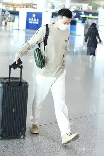 组图:窦骁寸头造型运动装利落帅气 一路手机不离手"业务繁忙"