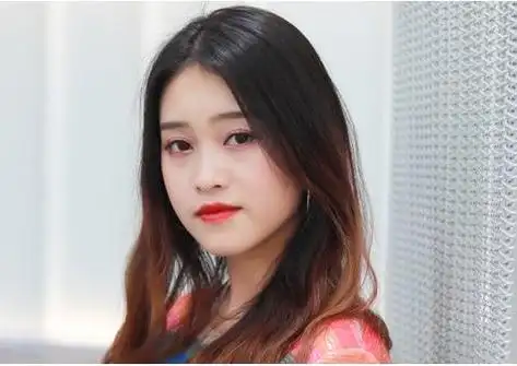 圆脸女生碎发刘海齐肩发发型