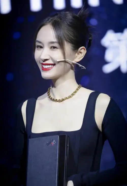 王子文黑色裹身长裙优雅活动图片59