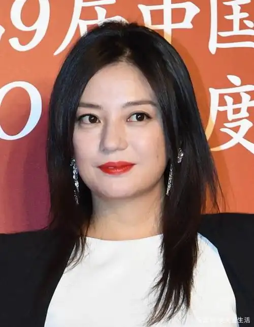 大眼女星赵薇,气质超赞,展现潮流新风尚,时尚而迷人!