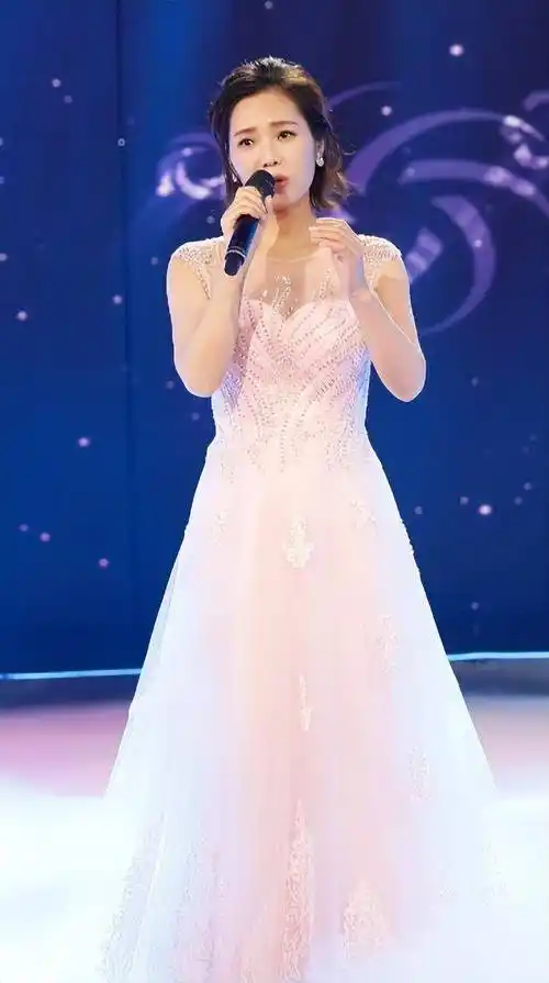 歌手云朵:和歌手云飞既不是情侣也不是兄妹,爸爸妈妈别再催婚了_父母