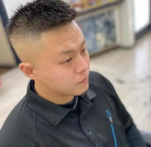 然而,并不是所有的发型都适合中年男人,有些发型看起来时尚,但其实