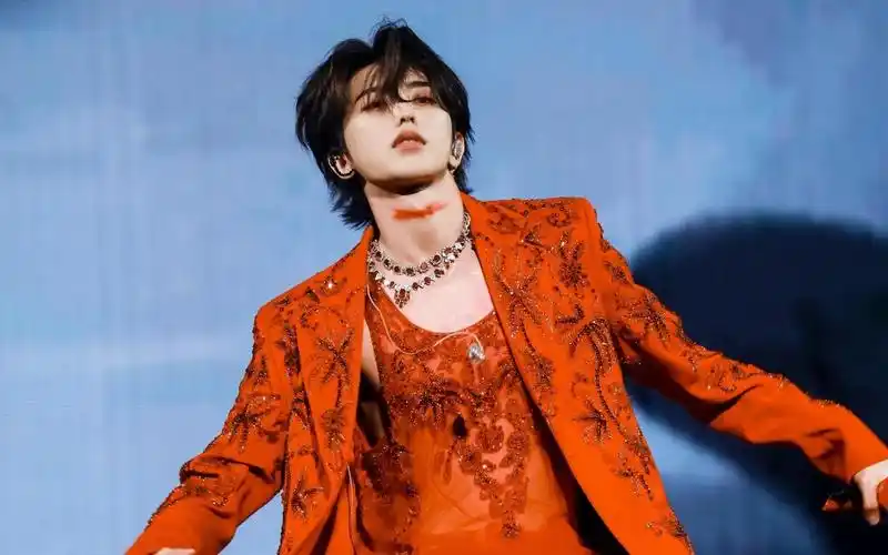 第二个华晨宇?蔡徐坤国外开唱感谢粉丝,跳舞用力过猛被吐槽油腻