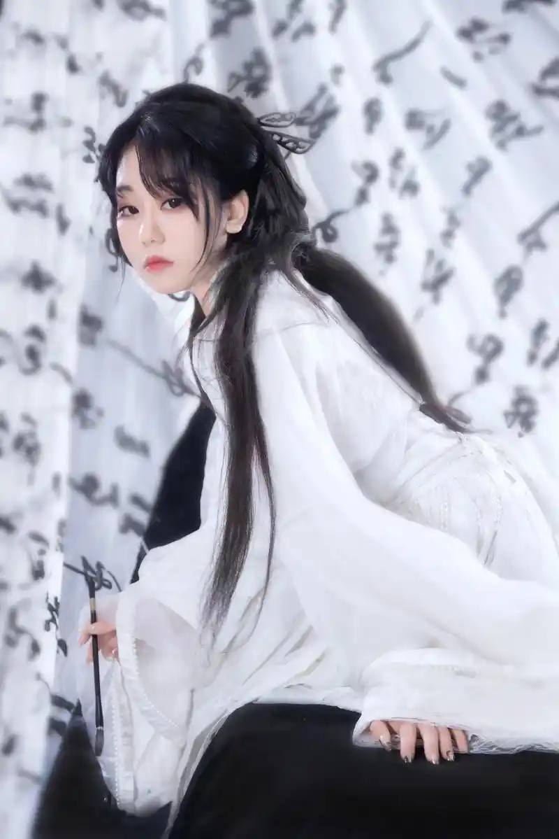 笔墨丹青,我只差你一笔#古风 #汉服 - 抖音