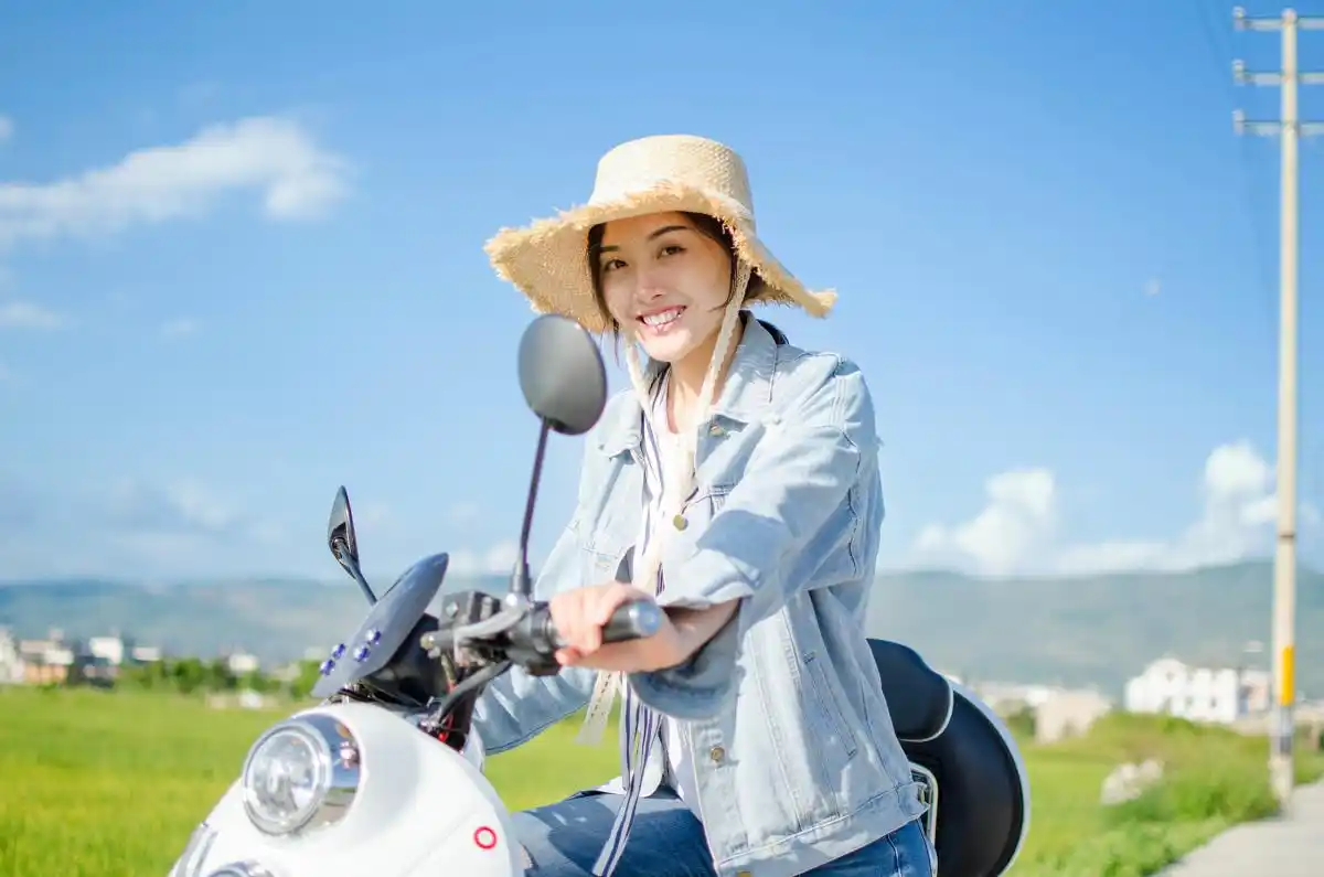 人像摄影:骑电动车的女孩