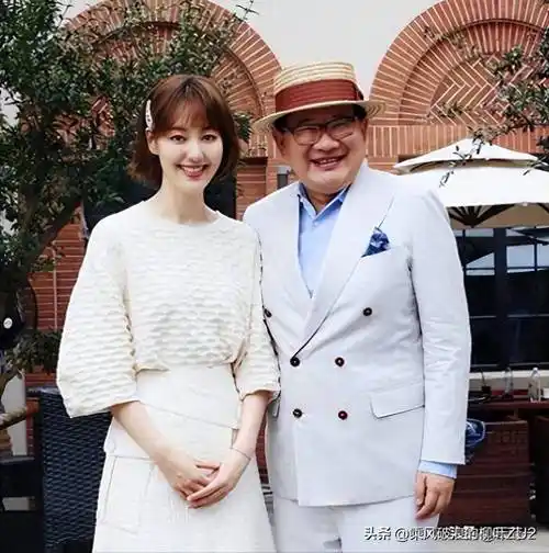 毕竟,曹可凡在与王冠共事时,已经结婚了,而他的妻子是一名大学教师.