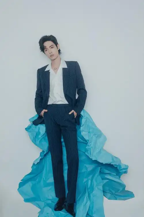 原创肖战超a眼神杀红色制服衬托完美身形迷人侧颜令人心动