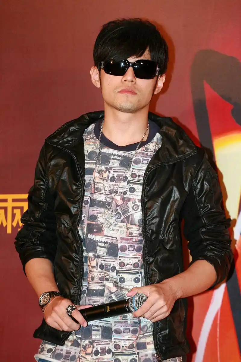 2007年,周杰伦拒绝和百事续约,拿了4000w代言,转身签约雪碧,百事高管