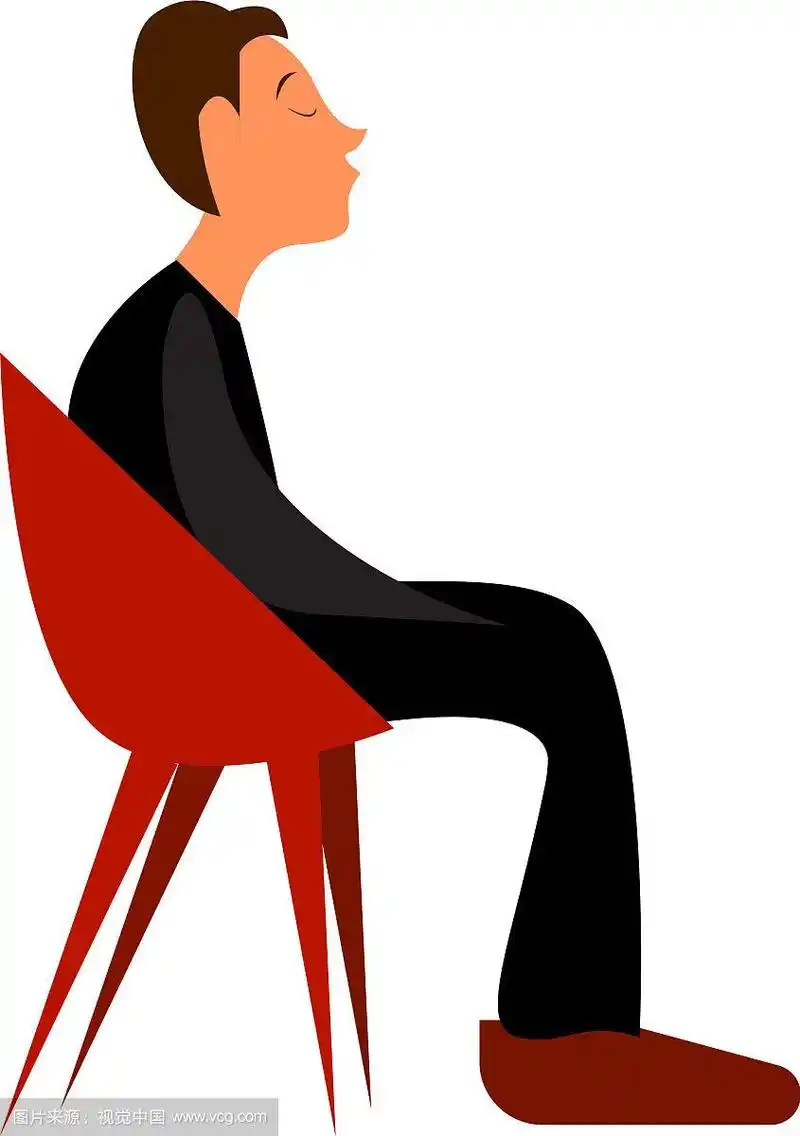 一个小男孩坐着等人