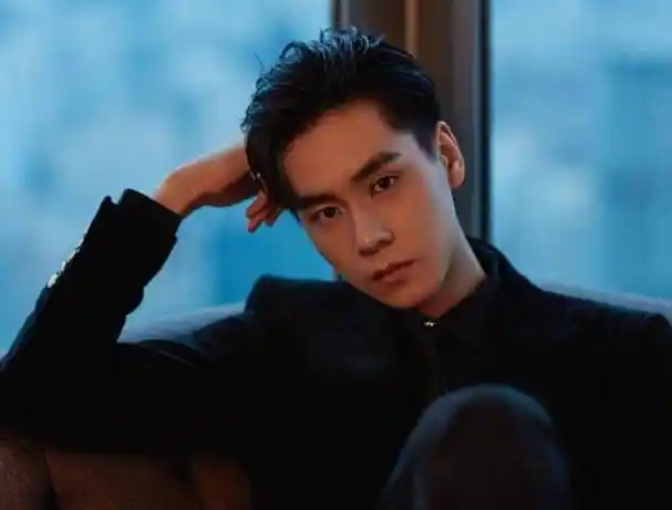 胡一天晒五年前后对比照,看不出任何变化,大家关注点却不在颜值_江辰