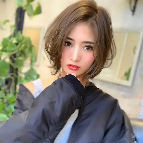 发量多的女生适合什么发型(女生发量多最适合剪的发型)