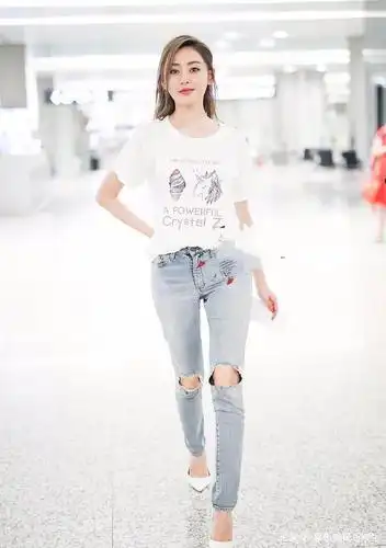 原来明星穿牛仔裤这么惊艳!李小璐钟爱破洞裤,杨幂女人味十足