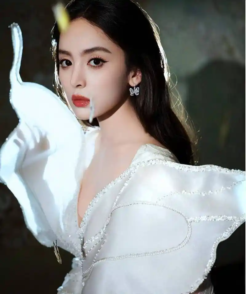 古力娜扎穿白色蝴蝶裙出镜, 灵动轻盈,女神范儿十足!_传说_包括_秀发