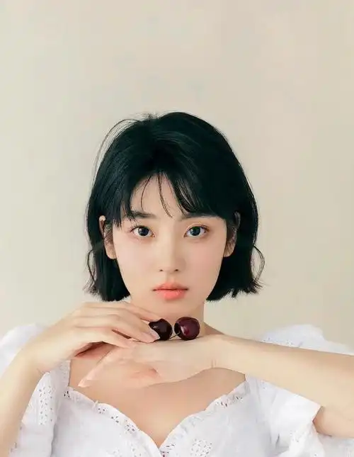 精致的超短发,会让你看起来更俏皮可爱,非常显高,适合小个子脸小的