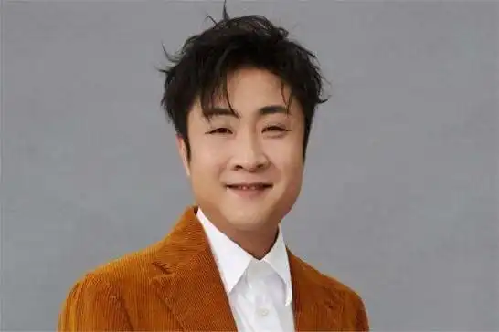 知名喜剧演员乔杉,也是沈腾唯一看走眼的人,曾靠妻子摆地摊为生