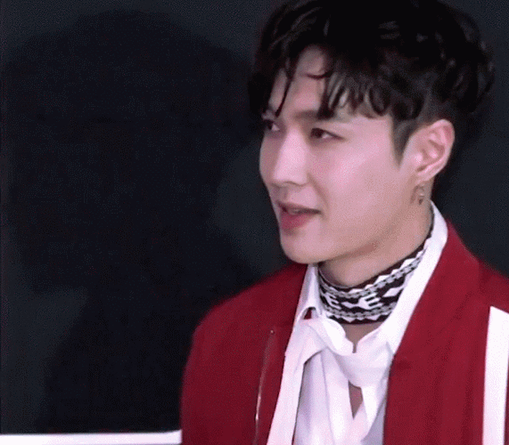 张艺兴gif微笑gif酒窝gif低头害羞gif飞吻gif