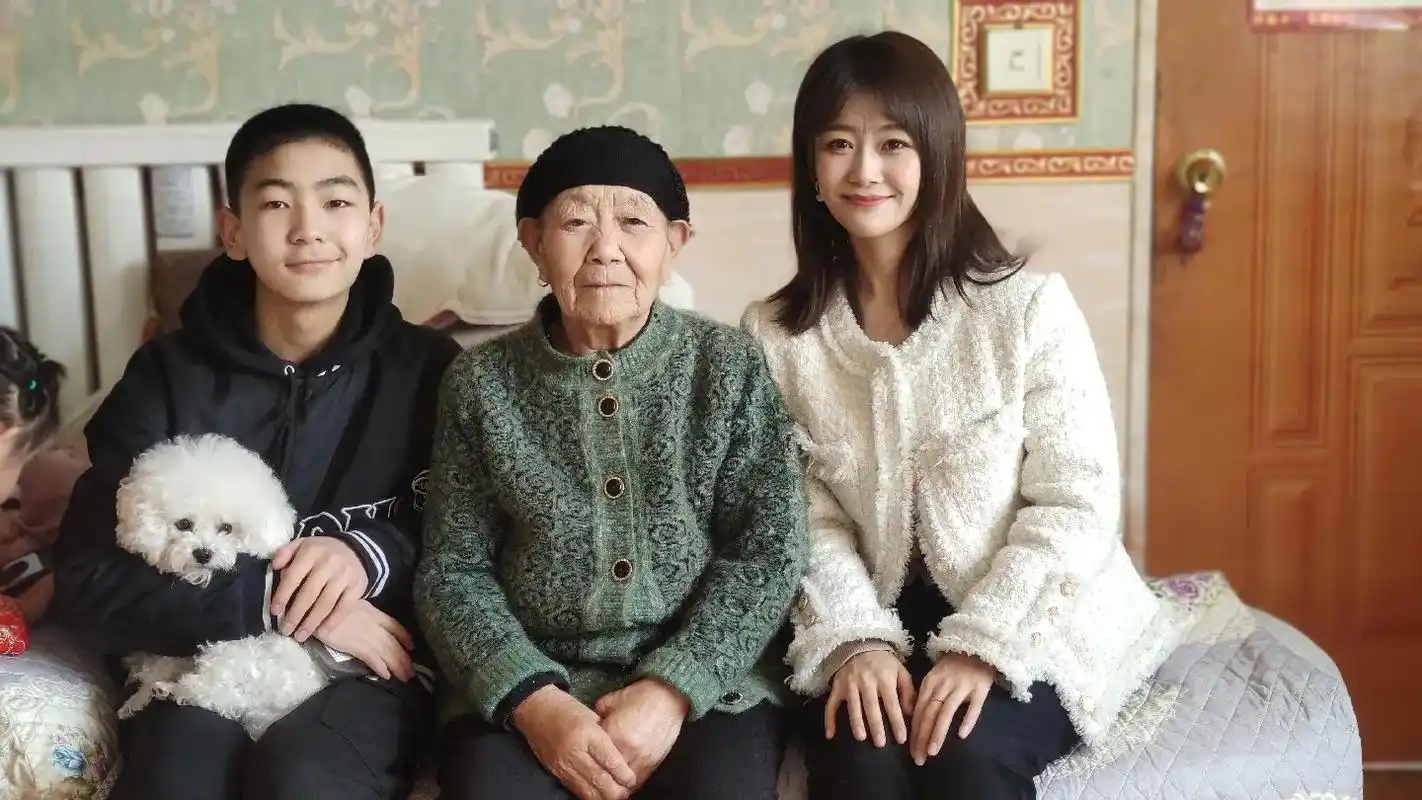 这是今年冬天回家在妹妹家聚餐拍的照片,还拍了很多