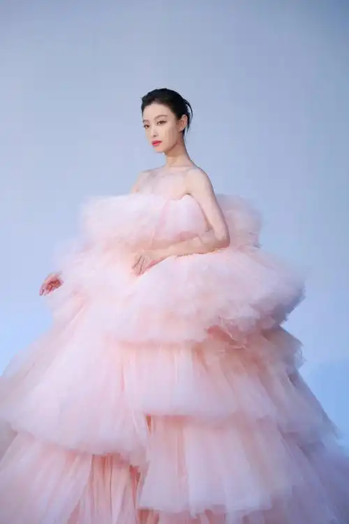 倪妮玫瑰裸背造型,倪妮玫瑰红裙倪妮玫瑰转场大片释出 简约优雅自信