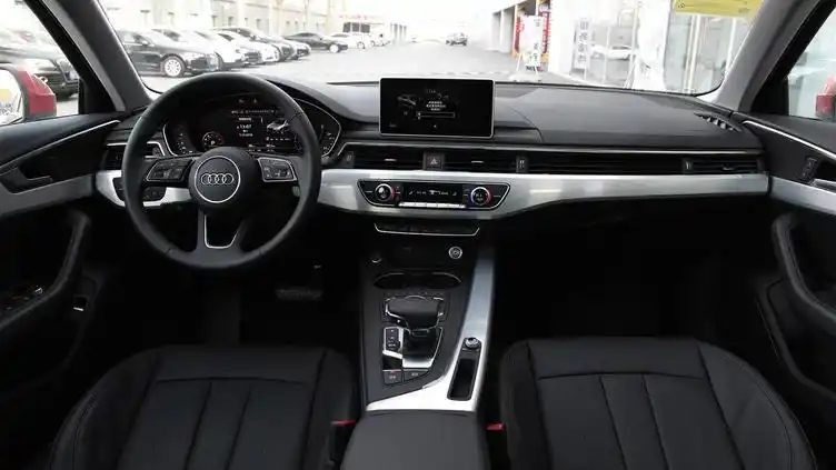 q:内饰怎么选?这两款车的车机水准如何?