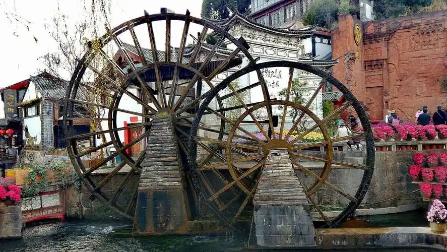 丽江古城的标志性建筑物双水车.