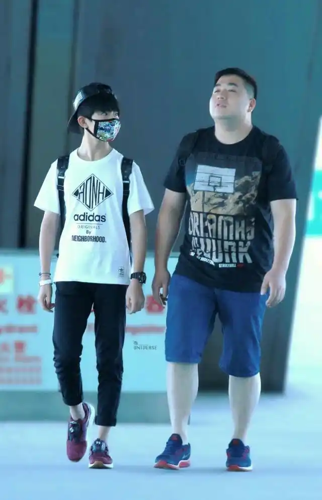 郑爽助理颜值和郑爽一样高 属于那种文静的男生 网友:可以出道了!