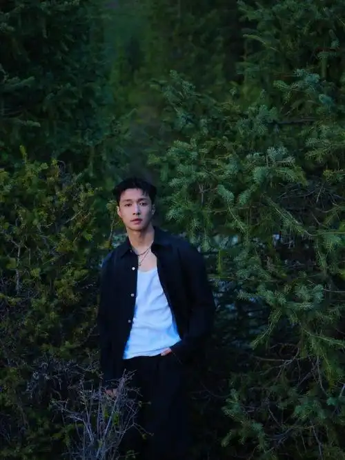 张艺兴远山深林大片