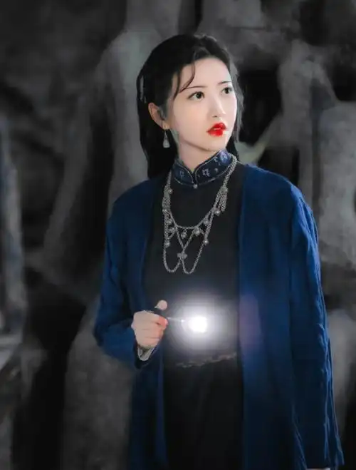 其实上至阿姨下至萌娃,早就刮起了一阵司藤旗袍风,快来一起get奇迹藤