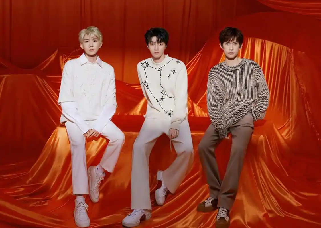 tfboys十年之约演唱会在即,tfboys官博再次更新了一张三人合照.