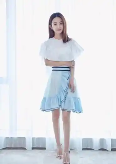 原创赵丽颖穿银针鞋亮相手上没戴婚戒路人镜头下暴露真实身高