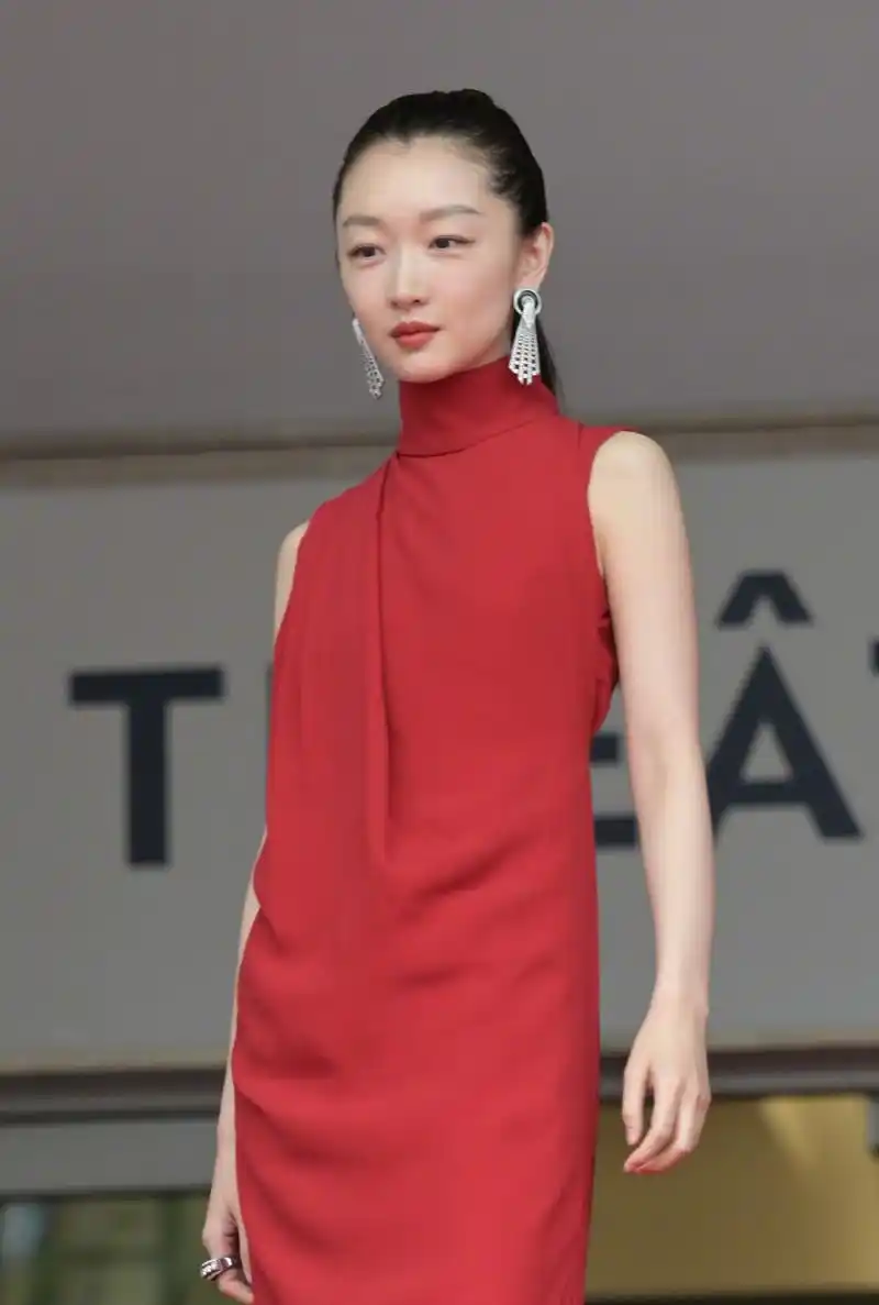 周冬雨大红礼服亮相戛纳电影节《燃冬》首映,周冬雨身着红色无袖