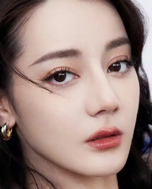 热巴新照来啦妆很漂亮诶