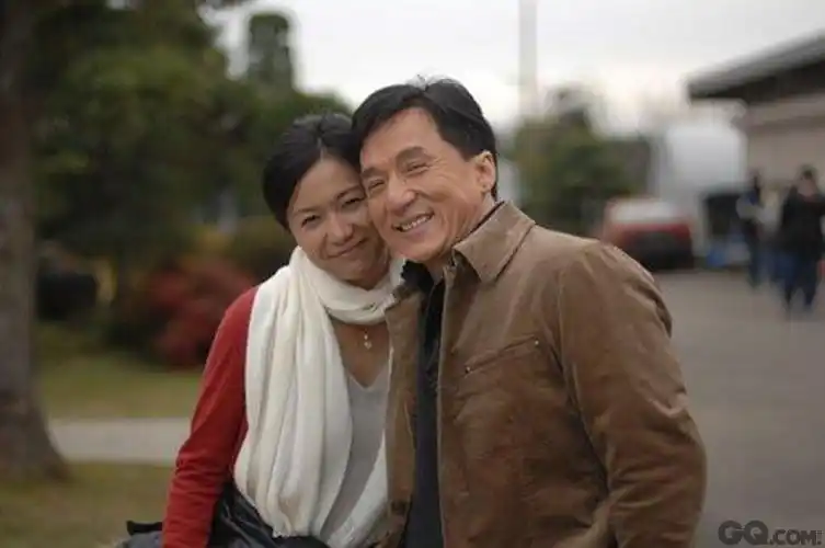 徐静蕾与成龙的一段情真是扑朔迷离,有媒体报道,在京城某五星级酒店门