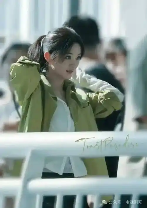 赵丽颖尹昉《在人间》路透 打扮低调甜蜜对视