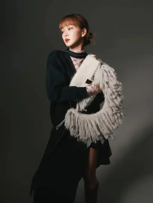 赵尧珂 | 短款外套与编织包包