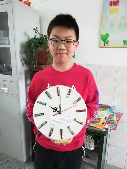 废电池回收制作钟表,还能做学具.