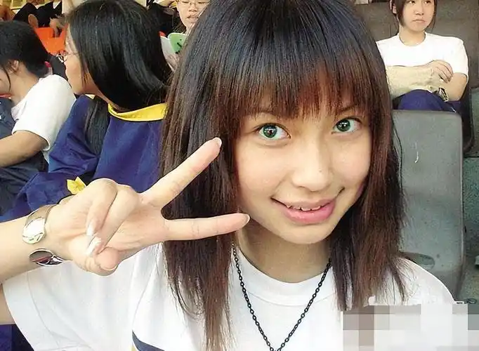 杨颖是1989年出生,虽然父亲是香港人,但她童年其实都是在上海度过.