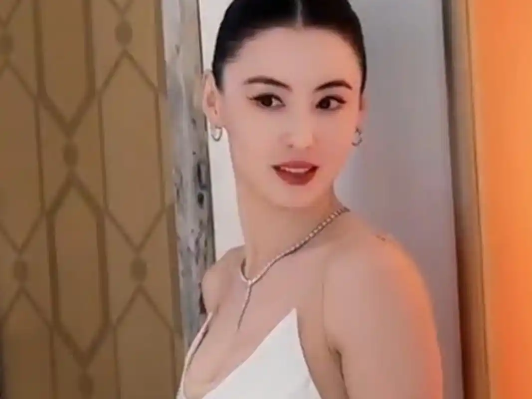 张柏芝身材曲线 7月3日,张柏芝现身法国巴黎参加某品牌活动,当日她身