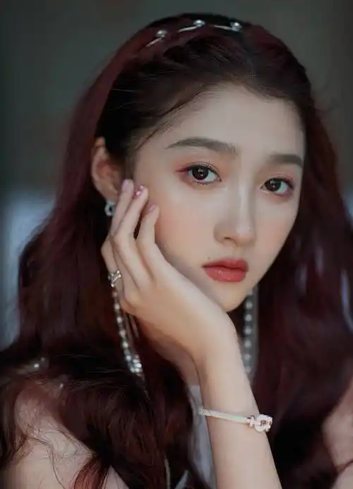 关晓彤白色蕾丝上衣搭短裙秀美腿 珍珠编发造型精致可爱