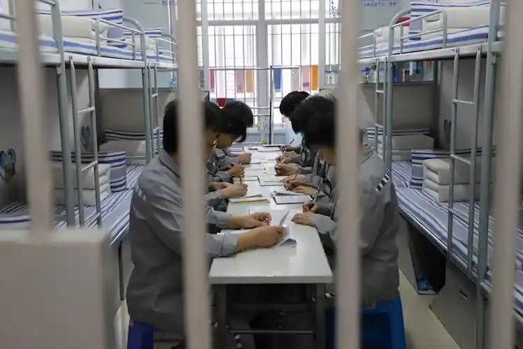 一群新收入监狱的女性服刑人员正在监房里学习.