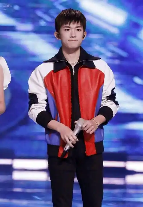 易烊千玺撞衫了撞衫后的他成为网友一天的笑点