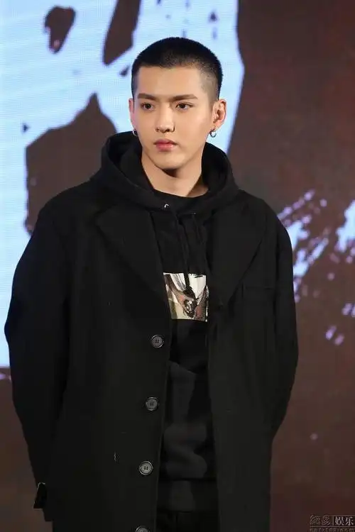 小鲜肉吴亦凡的经典板寸,完全是迷死人的节奏.冠希的板寸头,帅帅的