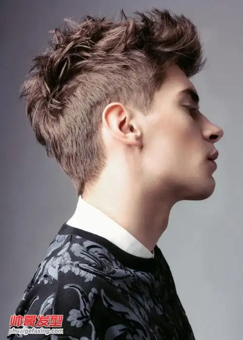 欧美潮男飞机头发型图片 刘海上扬露额头短发