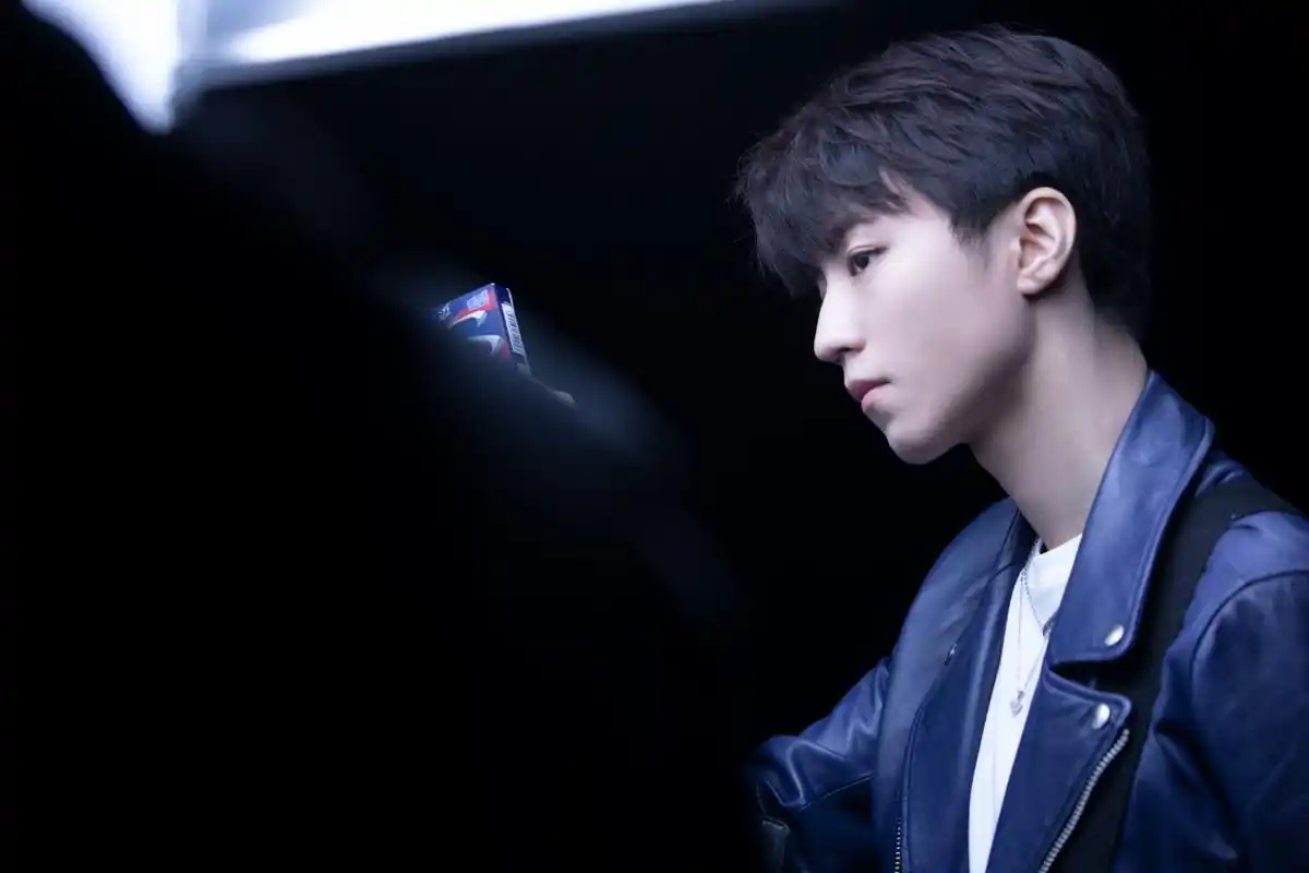 王俊凯在白云之上四处飘寻,在日落时分指引黄昏,着手铺星辰,拾夜幕